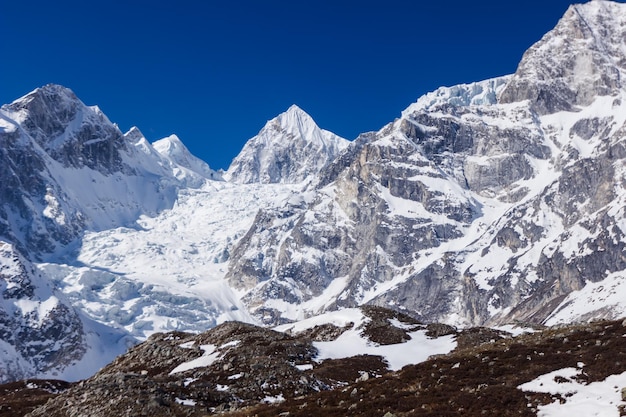 Picos de montanha em thorong la manaslu passam himalaia