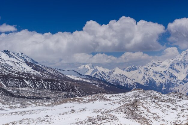 Picos de montanha em Thorong La Manaslu passam Himalaia