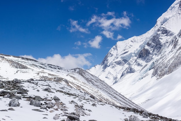 Picos de montanha em Thorong La Manaslu passam Himalaia