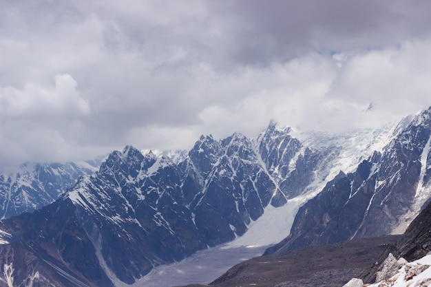 Picos de montanha em Thorong La Manaslu passam Himalaia