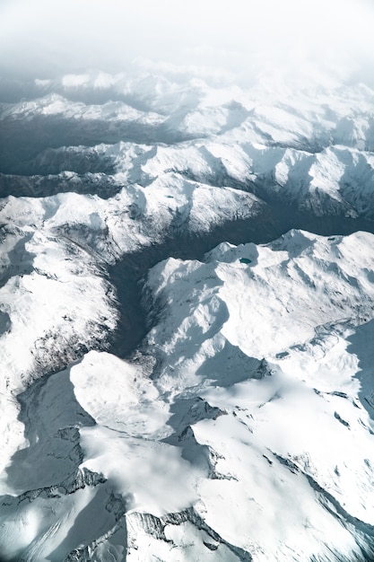 Picos de montanha nos Alpes cobertos de neve