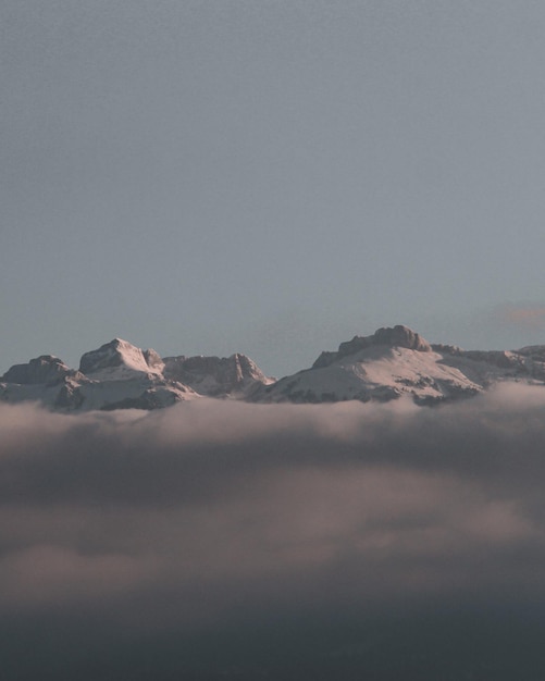 Picos de montanha sobre as nuvens
