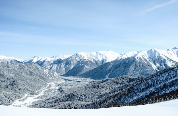 Picos de montanhas cobertas de neve