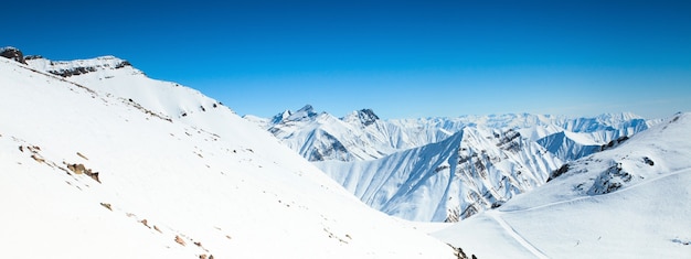 Picos de montanhas cobertos de neve no inverno na Geórgia