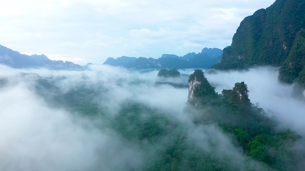 Picos de montanhas despontam sob as nuvens Tailândia
