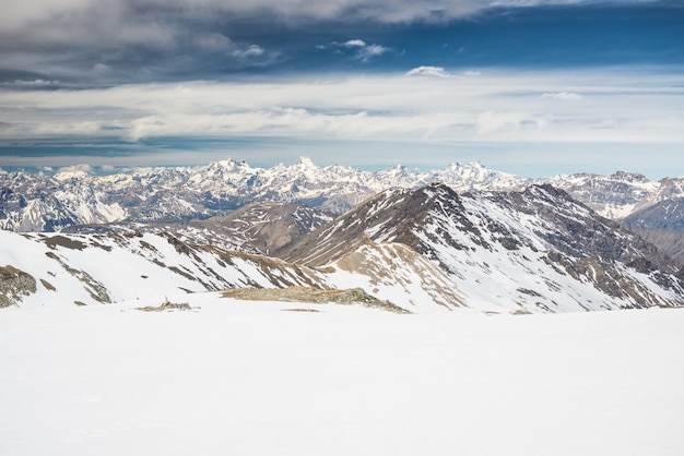 Picos de montanhas majestosas no inverno nos Alpes