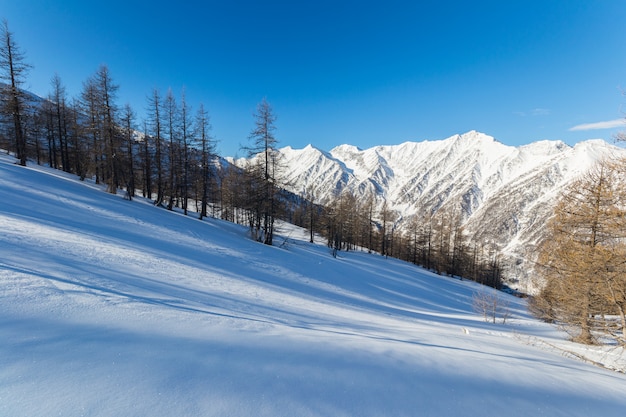 Picos de montanhas majestosas no inverno nos Alpes