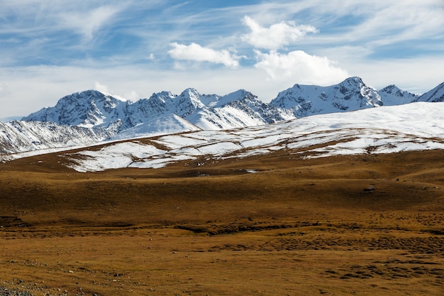 Picos de montanhas nevadas. ala bel pass, rodovia bishkek osh no quirguistão