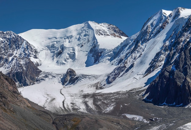 Picos de montanhas nevadas em um dia ensolarado