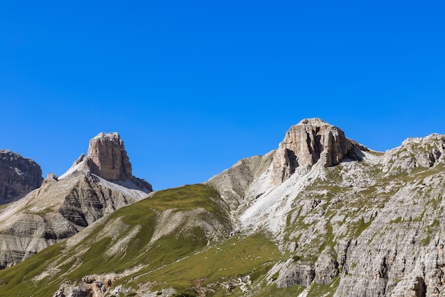 Picos deslumbrantes dos Alpes Dolomitas e prados alpinos