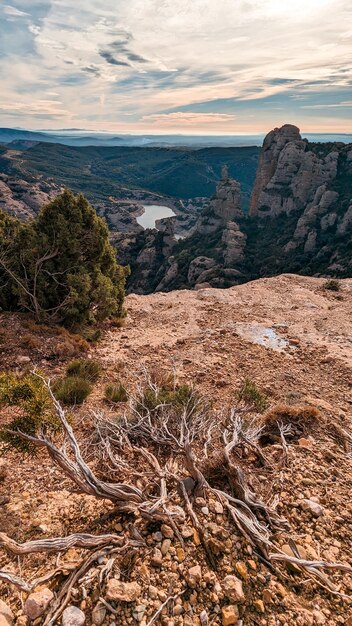 Foto picos elevados de boro em solidão expedição acidentada abraçando o silêncio acima dos reservatórios de vadiello