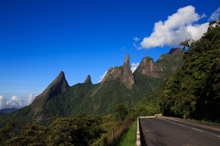 Foto picos famosos do parque nacional serra dos órgãos, brasil