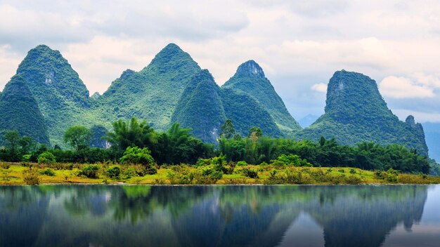 Picos kársticos en Xingping Town y el río Li conocido como río Lijiang.