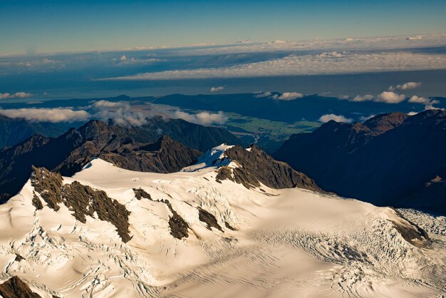 Entre los picos más altos de los Alpes del Sur de Nueva Zelanda vistos desde un helicóptero