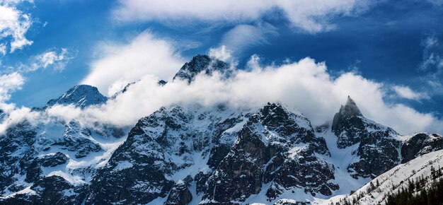 Picos de montaña cerca de Morskie Oko o lago Sea Eye en Polonia en la cordillera de los Tatra de invierno