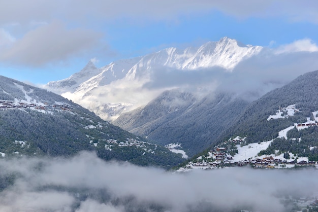 Picos de montaña y colinas cubiertas de nieve