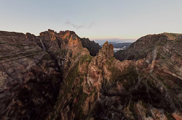 Picos de montaña contra el cielo del atardecer