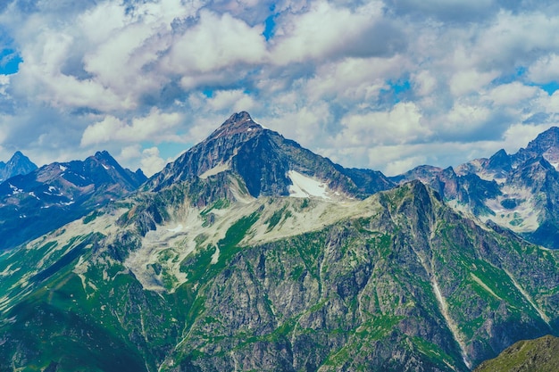 Picos de montaña contra el cielo nublado Picos de rocas magníficas ubicadas contra el cielo nublado brillante en un día soleado en la naturaleza