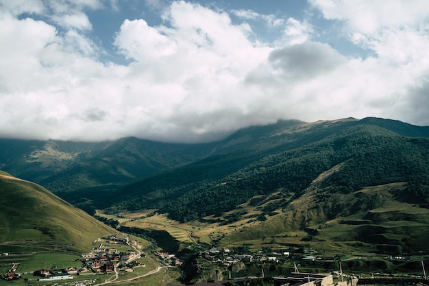 Picos de montaña contra el cielo nublado Picos de rocas magníficas ubicadas contra el cielo nublado brillante