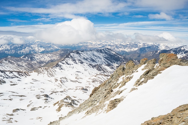 Picos de montaña y crestas nevadas en los Alpes