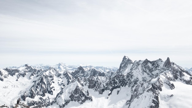 Picos de montaña de invierno de Chamonix desde las pistas de esquí