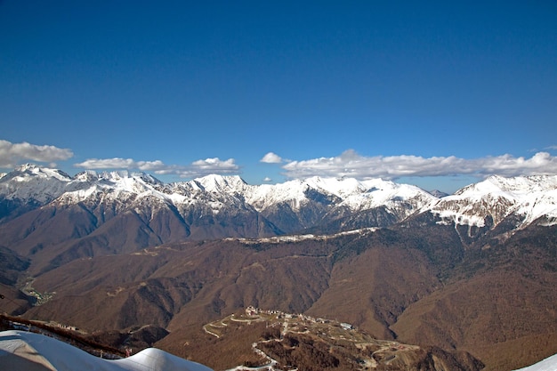 Picos de montaña nevados contra el cielo azul