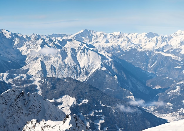 Picos de montaña nevados del invierno del panorama en Europa