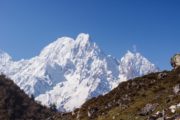 Picos de montaña nevados en la región de Himalaya Manaslu