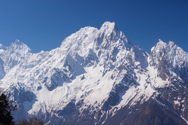 Picos de montaña nevados en la región de Himalaya Manaslu