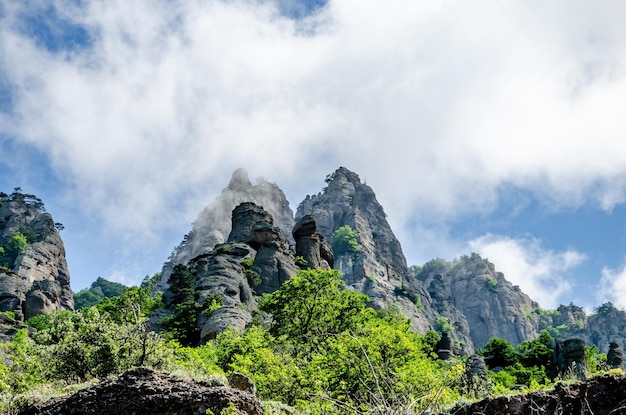 Picos de montaña en niebla y nubes.