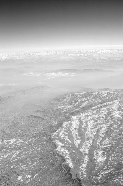 Picos de montaña con nieve en cielo azul vista aérea Superficie de la tierra Protección del medio ambiente y ecología Descubrimiento y aventura Go green and save green