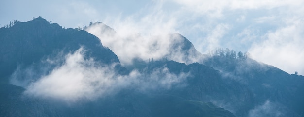 Picos de montaña en las nubes