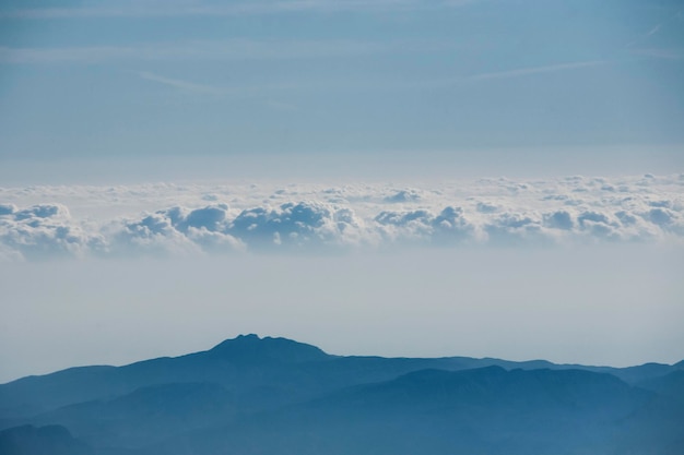 Picos de montaña en las nubes