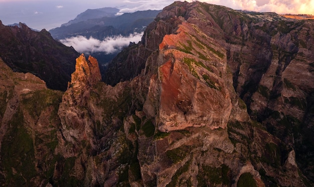 Picos de montaña en tarde nublada