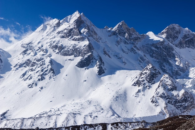 Los picos de montaña en Thorong La Manaslu pasan Himalaya