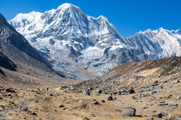 Picos de montañas con arroyo en Himalaya, Napal