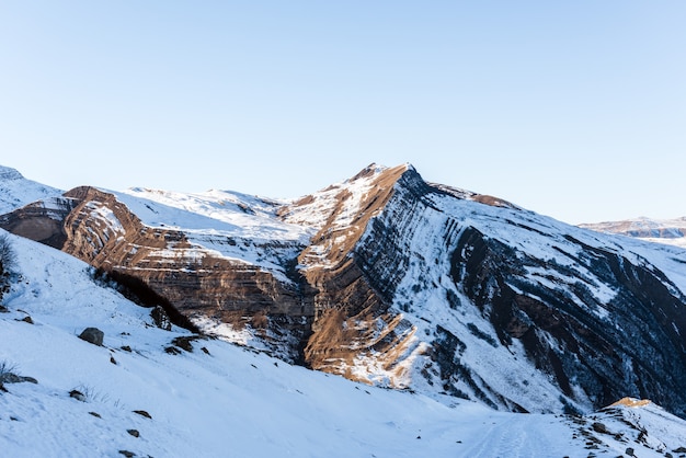 Picos de montañas cubiertas de nieve, montañas de invierno