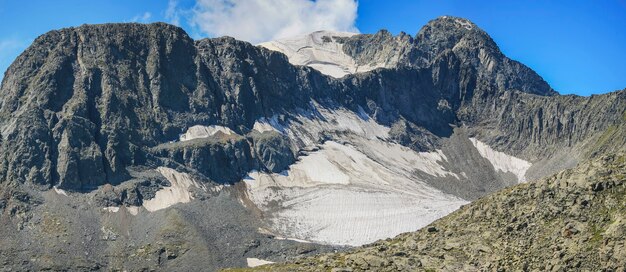 Picos de montañas rocosas con glaciares