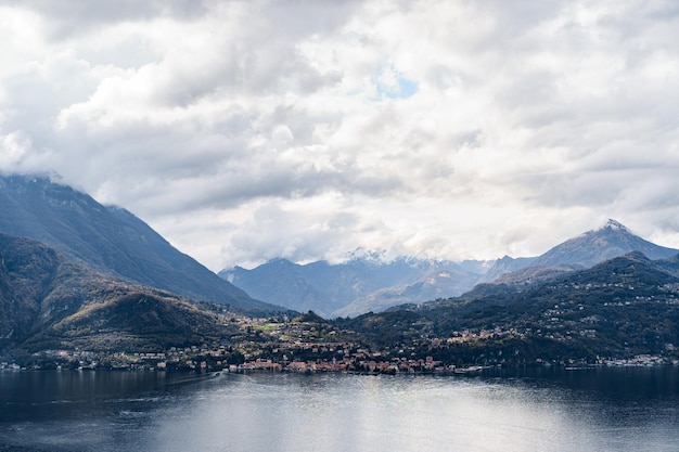 Picos de las montañas sobre la ciudad de menaggio lago de como italia