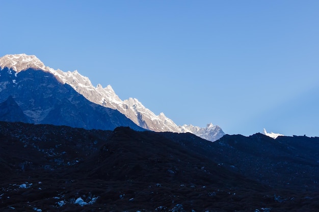 Picos montañosos nevados al amanecer en la región de Himalaya Manaslu