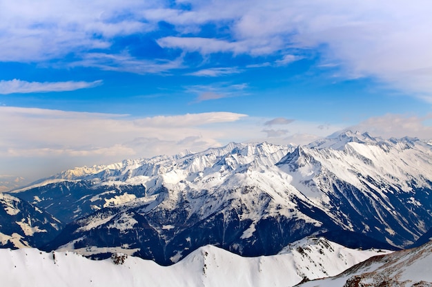 Picos nevados de los Alpes, hermosa vista panorámica de las montañas en Mayerhofen, Austria