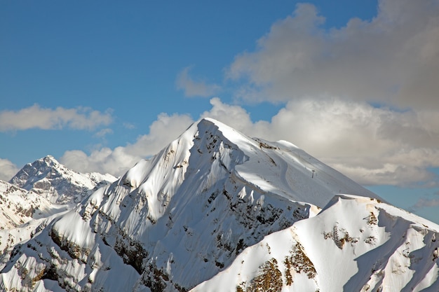 Picos nevados contra el cielo azul