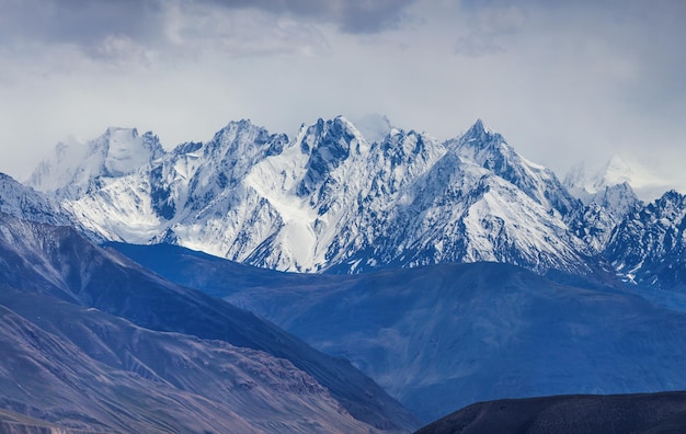 Picos nevados das montanhas HinduKush