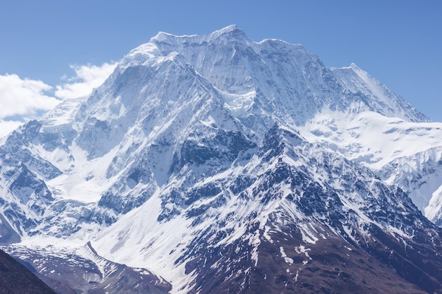 Picos nevados das montanhas na região de Manaslu