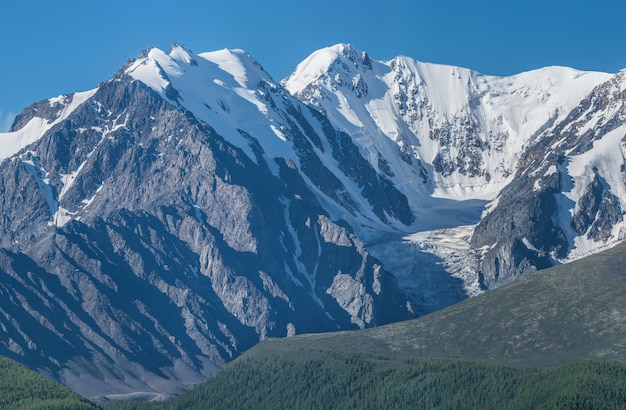 Picos nevados a la luz del día