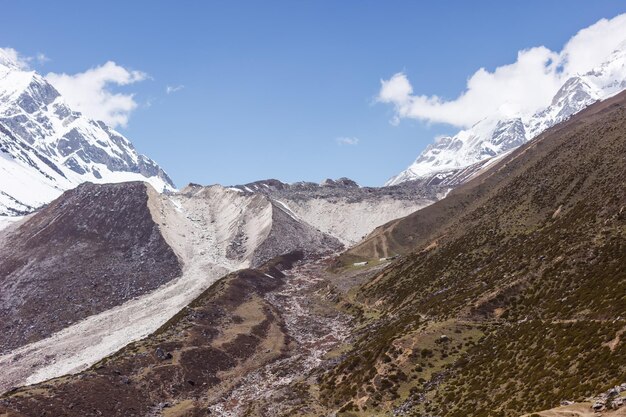 Picos nevados de montaña en la región de Manaslu