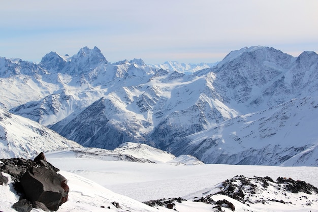 Los picos nevados de las montañas del Cáucaso Elbrus