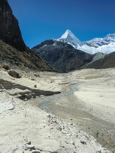 picos nevados na serra da cordilheira do Peru