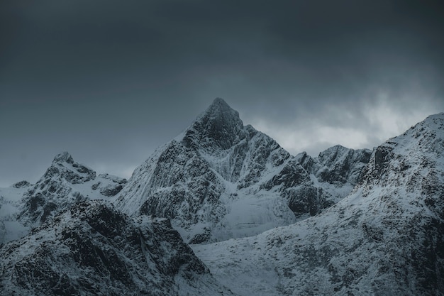 Picos nevados en Noruega