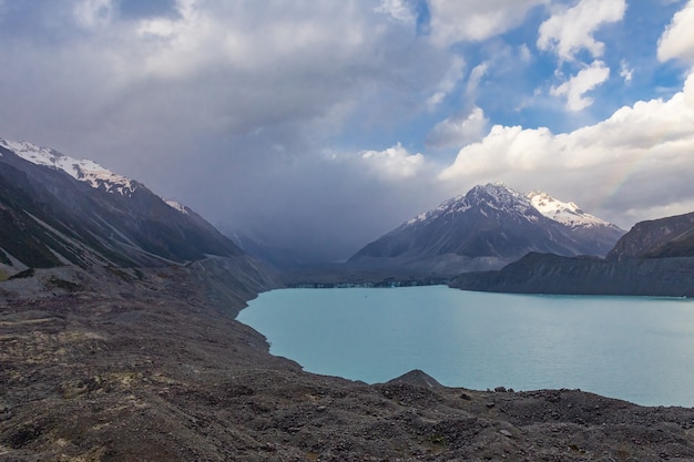 Picos nevados sobre el lago Tasman, Isla del Sur, Nueva Zelanda